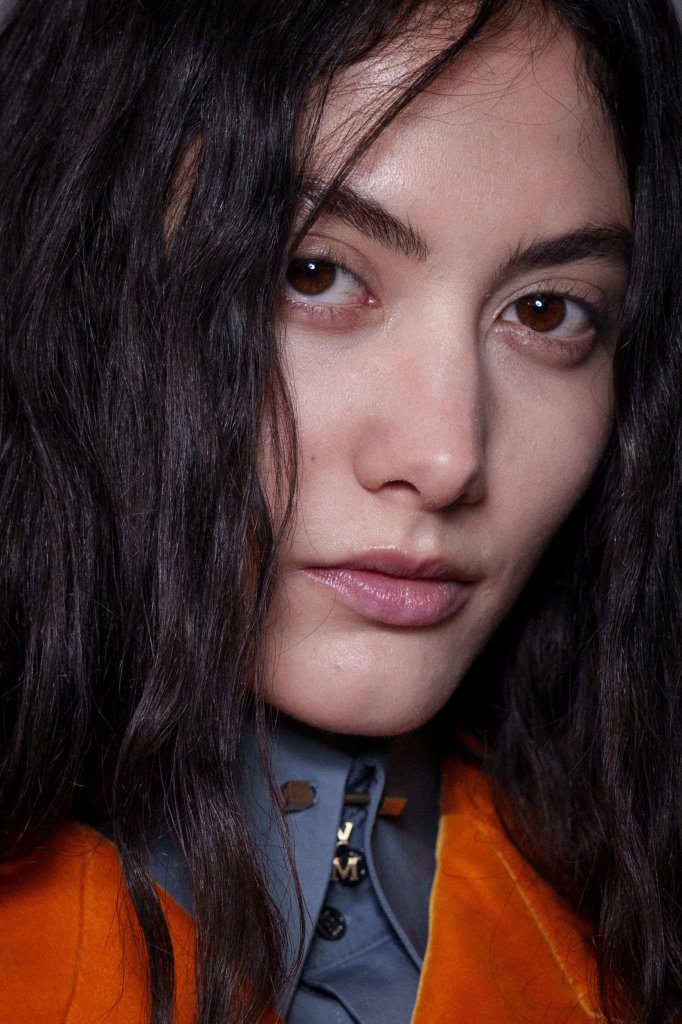 于英美 Wooyoungmi 2026/27秋冬男装秀(后台妆容) - Paris Fall 2026