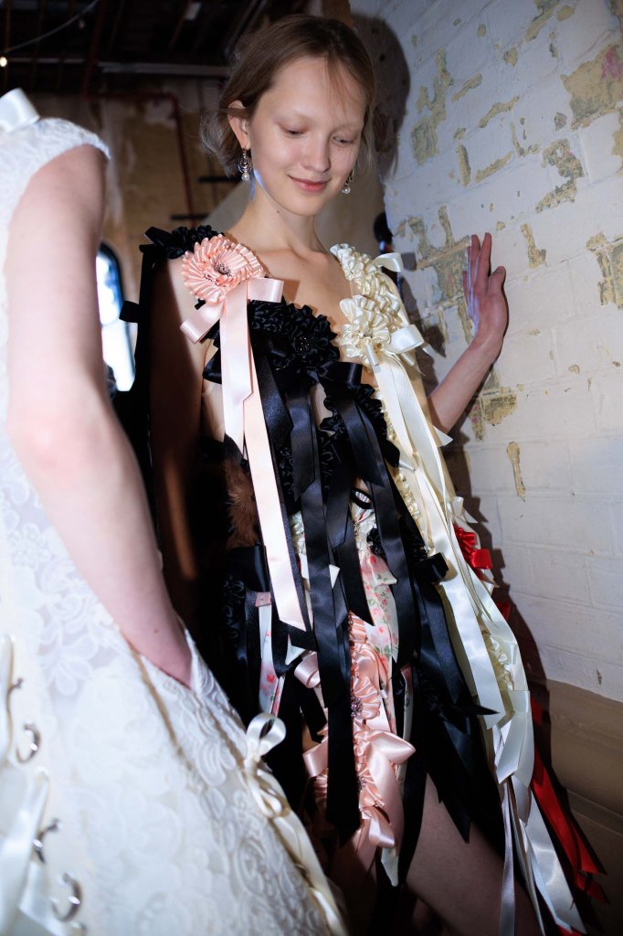 西蒙娜&middot;罗莎 Simone Rocha 2026/27秋冬高级成衣秀(后台妆容) - London Fall 2026