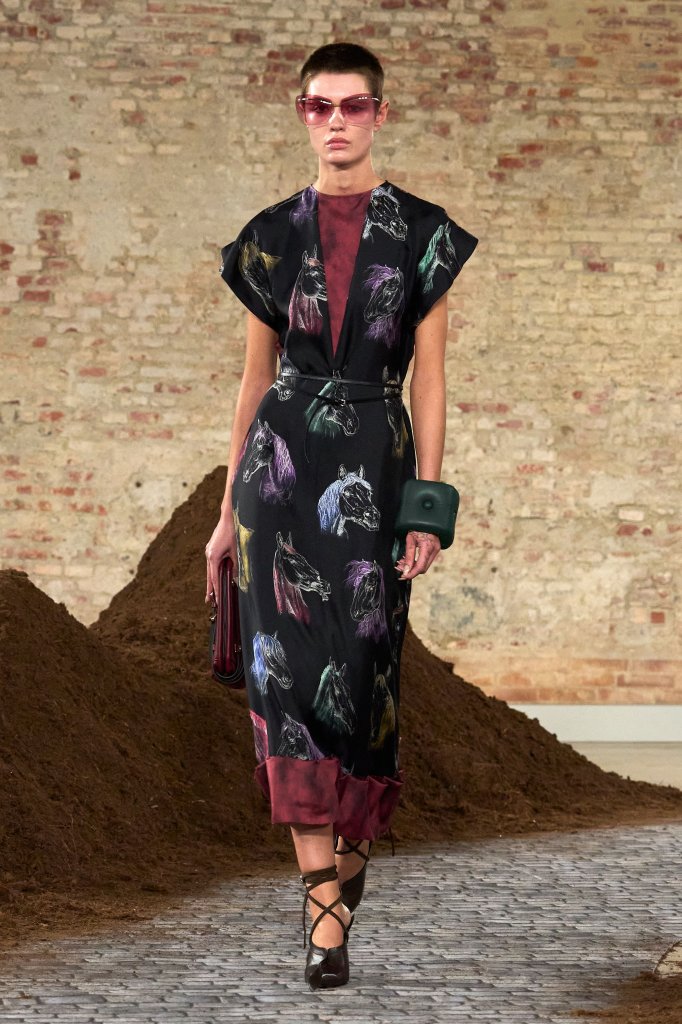 莫斯奇诺 Moschino 2026/27秋冬高级成衣秀 - Milan Fall 2026