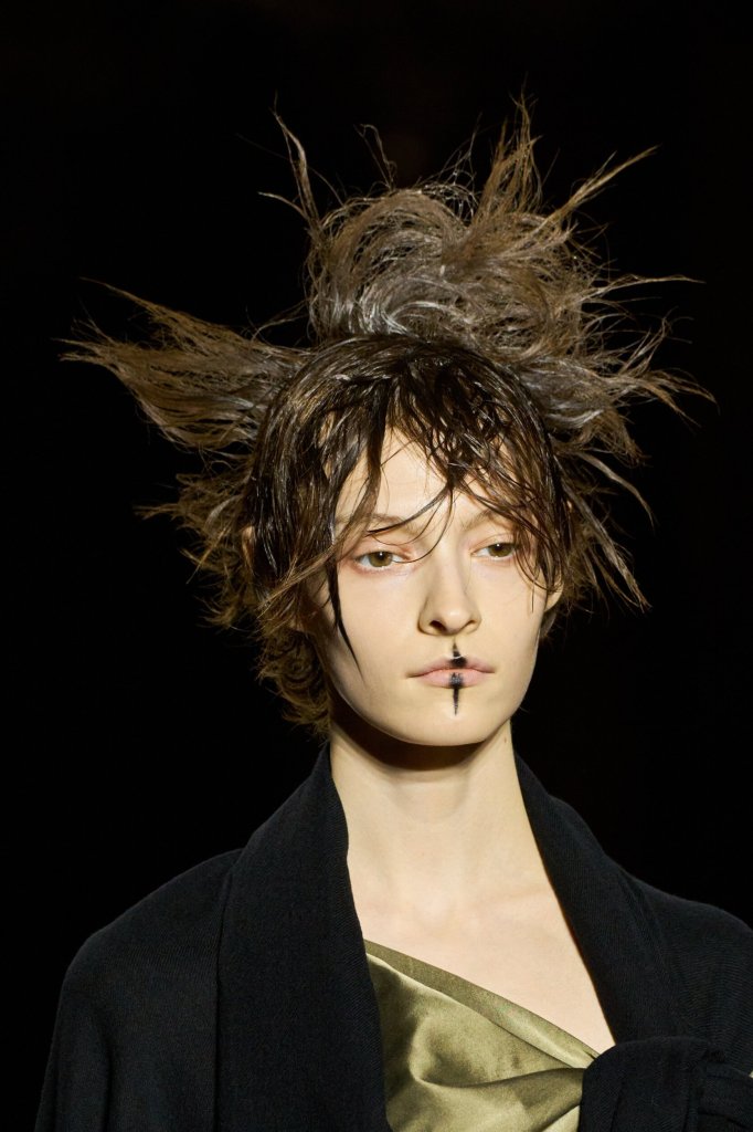 山本耀司 Yohji Yamamoto 2026/27秋冬高级成衣秀(细节) - Paris Fall 2026