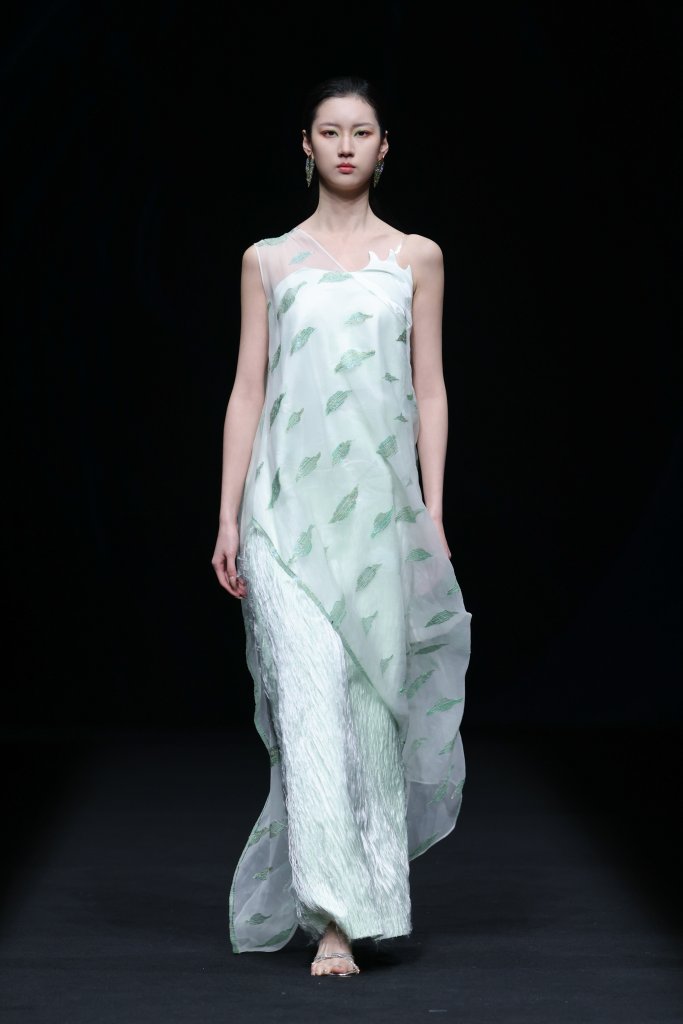 瓅锦 LI JIN &middot; 贺荣 2026春夏高级成衣秀 - Beijing Spring 2026