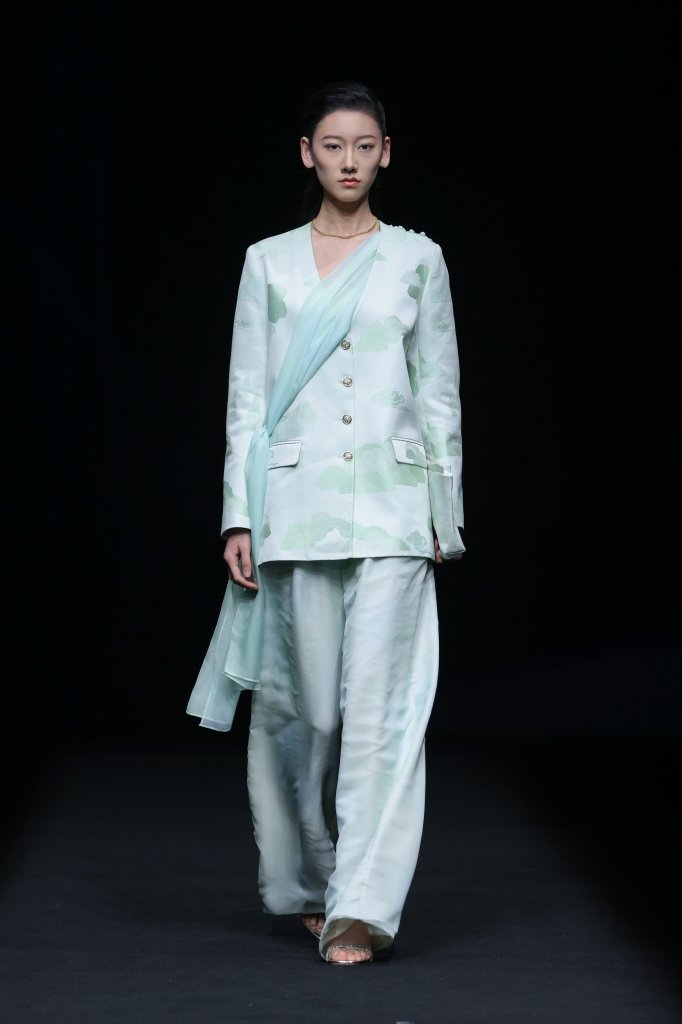 瓅锦 LI JIN &middot; 贺荣 2026春夏高级成衣秀 - Beijing Spring 2026