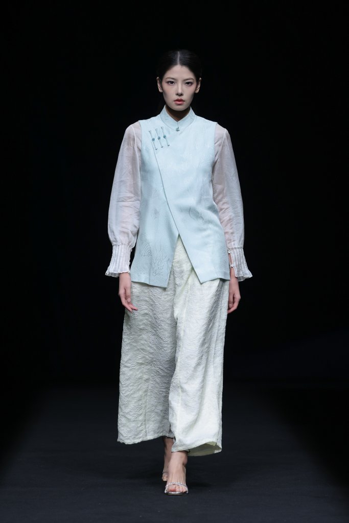 瓅锦 LI JIN &middot; 贺荣 2026春夏高级成衣秀 - Beijing Spring 2026