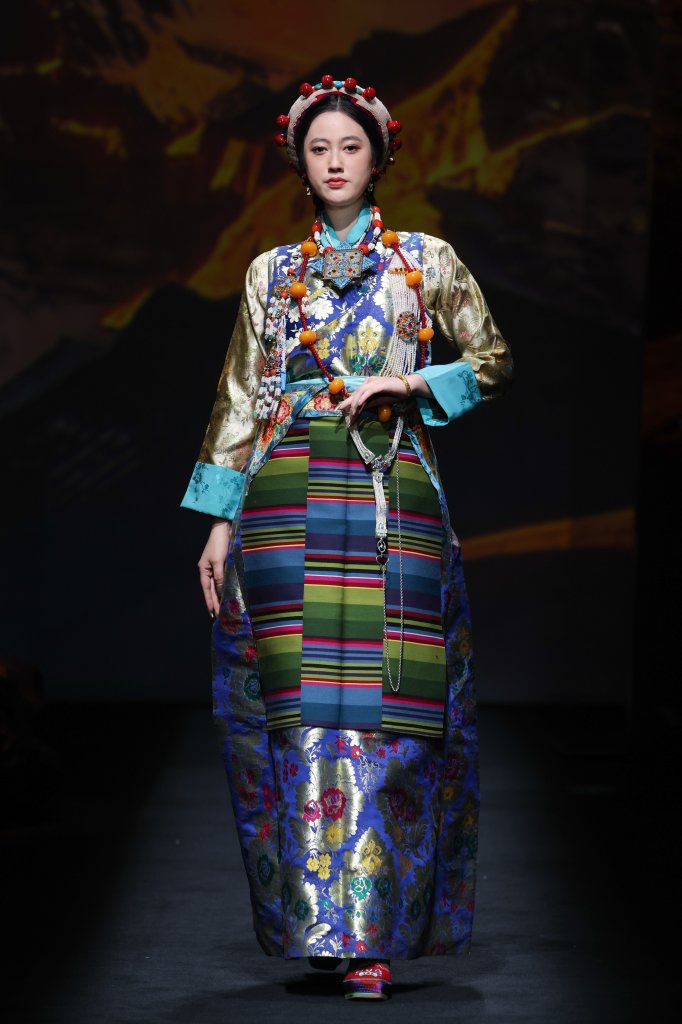 冈仁卓嘎 Rongrong Guo PORTFOLIO 2026春夏高级成衣秀 - Beijing Spring 2026