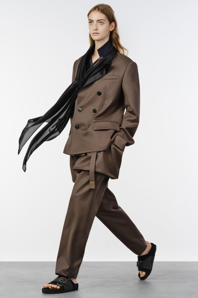 Sacai 2027早春度假系列发布秀