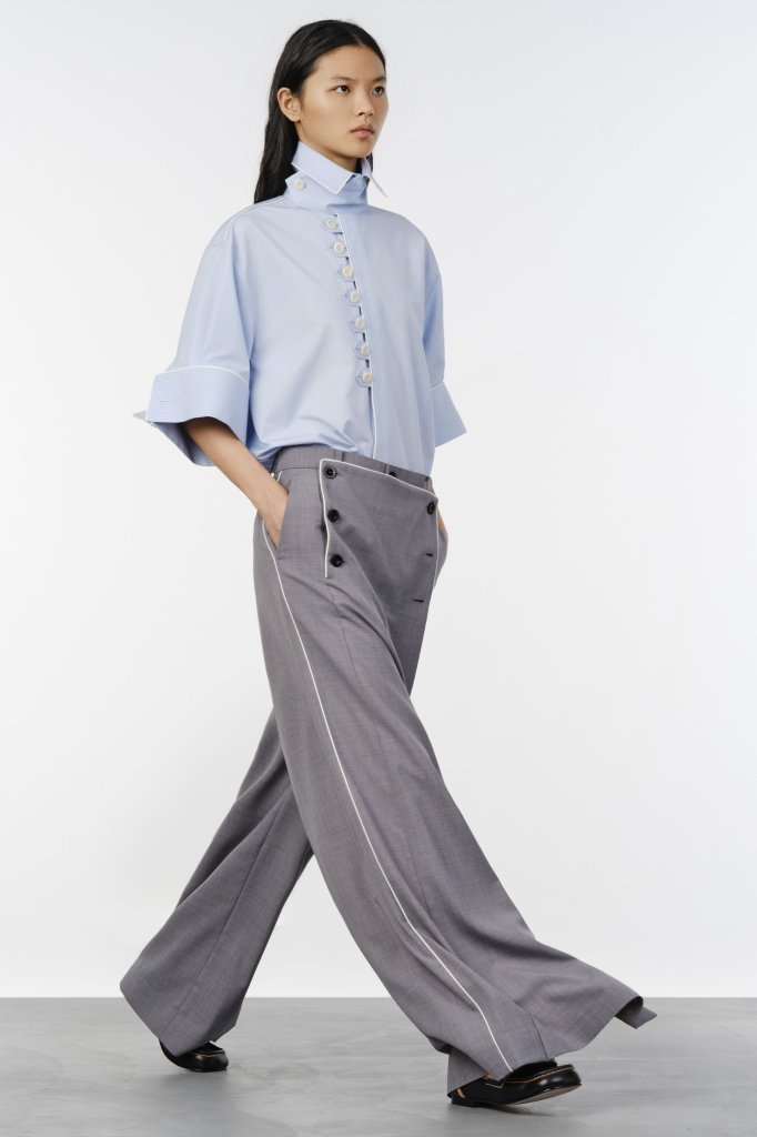 Sacai 2027早春度假系列发布秀