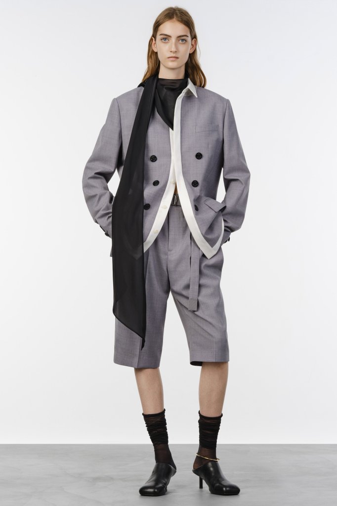 Sacai 2027早春度假系列发布秀