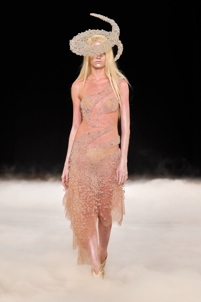 艾里斯&middot;范&middot;荷本 Iris van Herpen 2026/27秋冬高级定制秀 - Couture Fall 2026