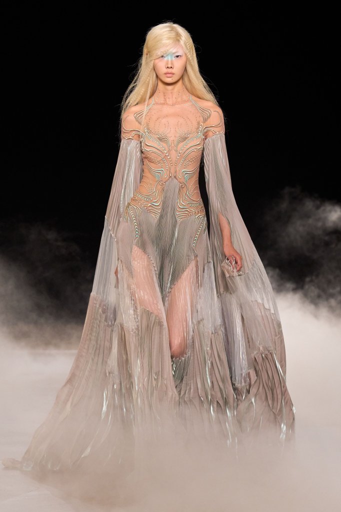 艾里斯&middot;范&middot;荷本 Iris van Herpen 2026/27秋冬高级定制秀 - Couture Fall 2026