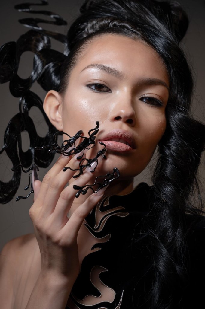 艾里斯&middot;范&middot;荷本 Iris van Herpen 2026/27秋冬高级定制秀(后台妆容) - Couture Fall 2026
