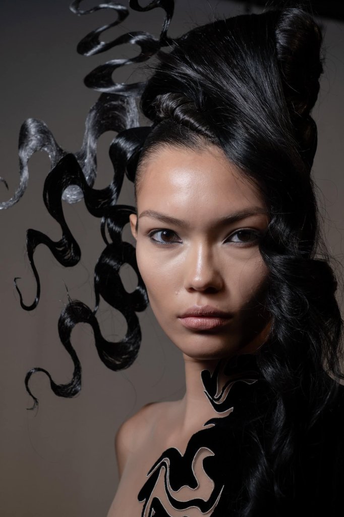 艾里斯&middot;范&middot;荷本 Iris van Herpen 2026/27秋冬高级定制秀(后台妆容) - Couture Fall 2026