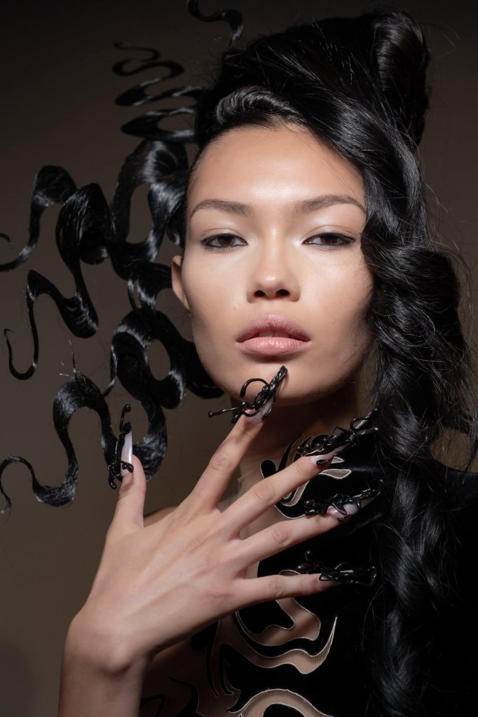 艾里斯&middot;范&middot;荷本 Iris van Herpen 2026/27秋冬高级定制秀(后台妆容) - Couture Fall 2026