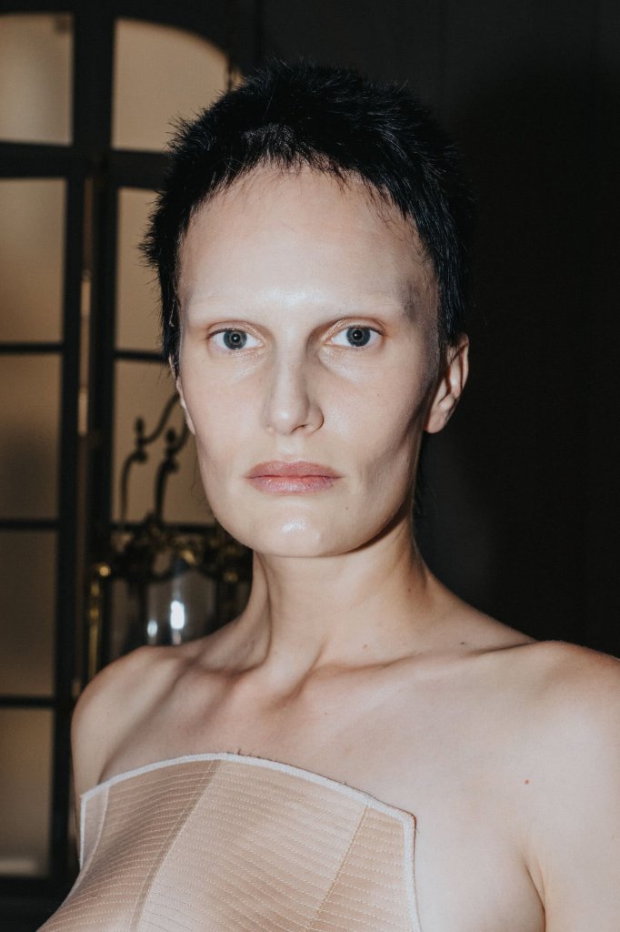 Standing Ground 2026/27秋冬高级定制秀(后台妆容) - Couture Fall 2026