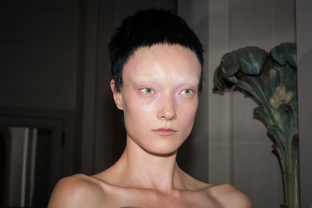 Standing Ground 2026/27秋冬高级定制秀(后台妆容) - Couture Fall 2026
