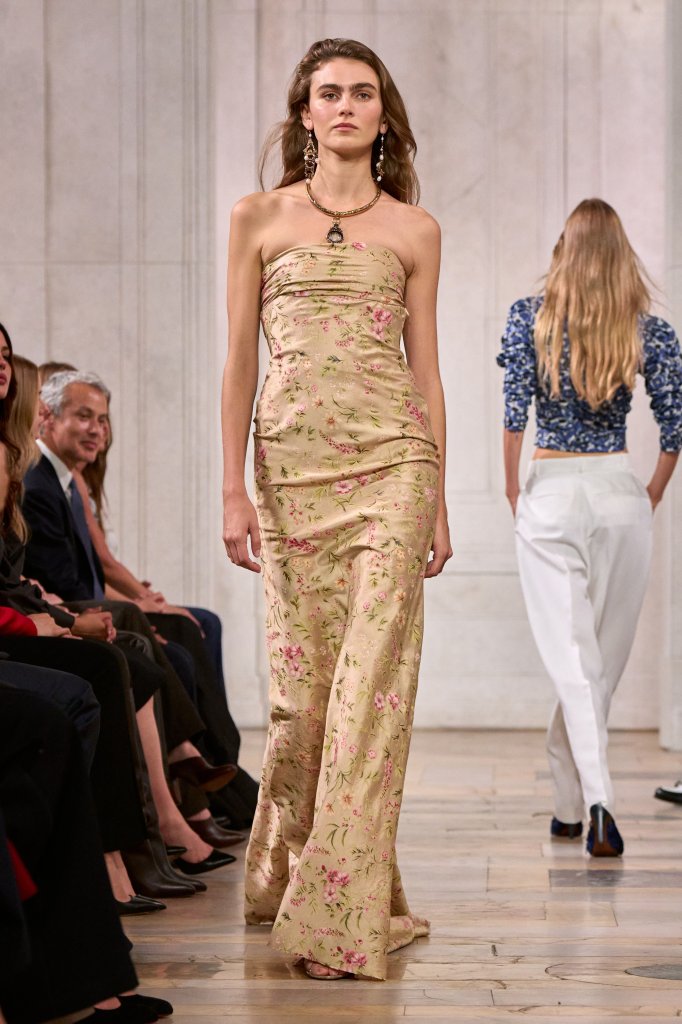 拉夫·劳伦 Ralph Lauren 美国 U.S.A 纽约 New York City 走秀(Runway) 2027春夏 2027 S/S 女装 抹胸连衣裙 Strapless Dress 女装 抹胸连衣裙 Strapless Dress 女装
