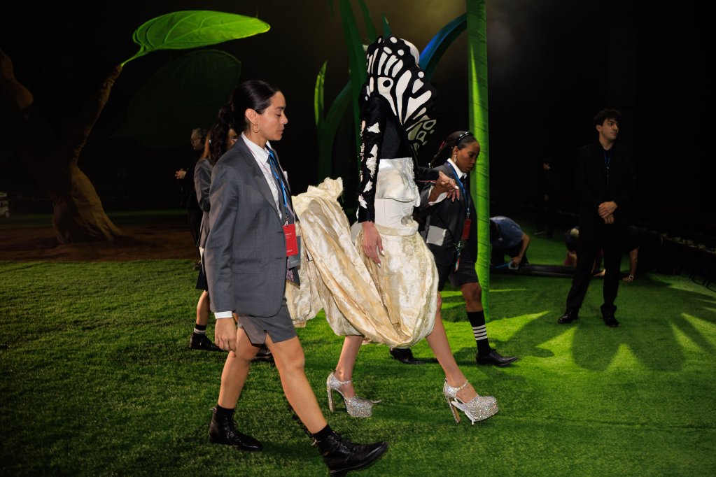 桑姆&middot;布郎尼 Thom Browne 2027春夏高级成衣秀(后台妆容) - New York Spring 2027