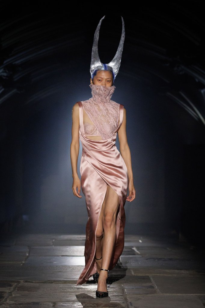 亚历山大&middot;麦昆 Alexander McQueen 2027春夏高级成衣秀 - London Spring 2027
