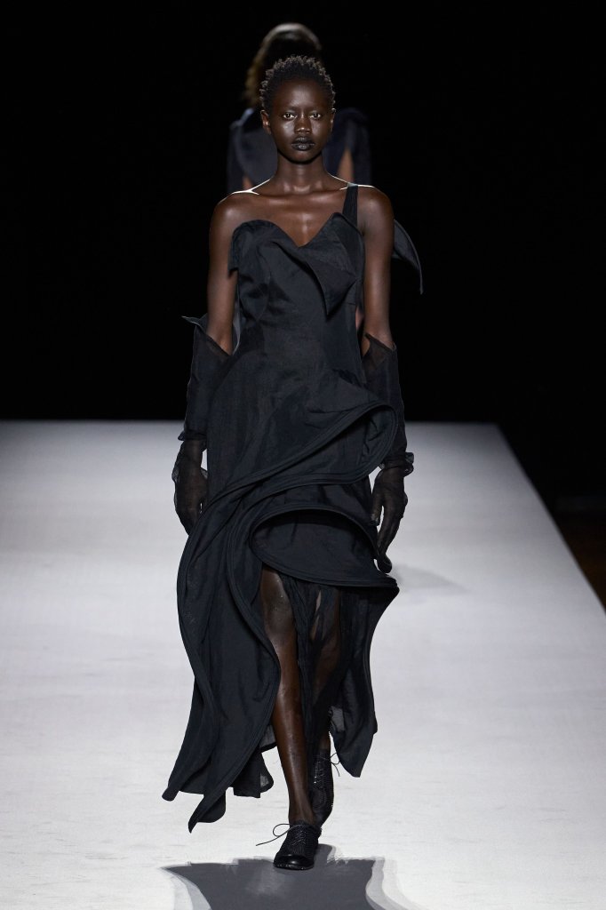 山本耀司 Yohji Yamamoto 2027春夏高级成衣秀 - Paris Spring 2027