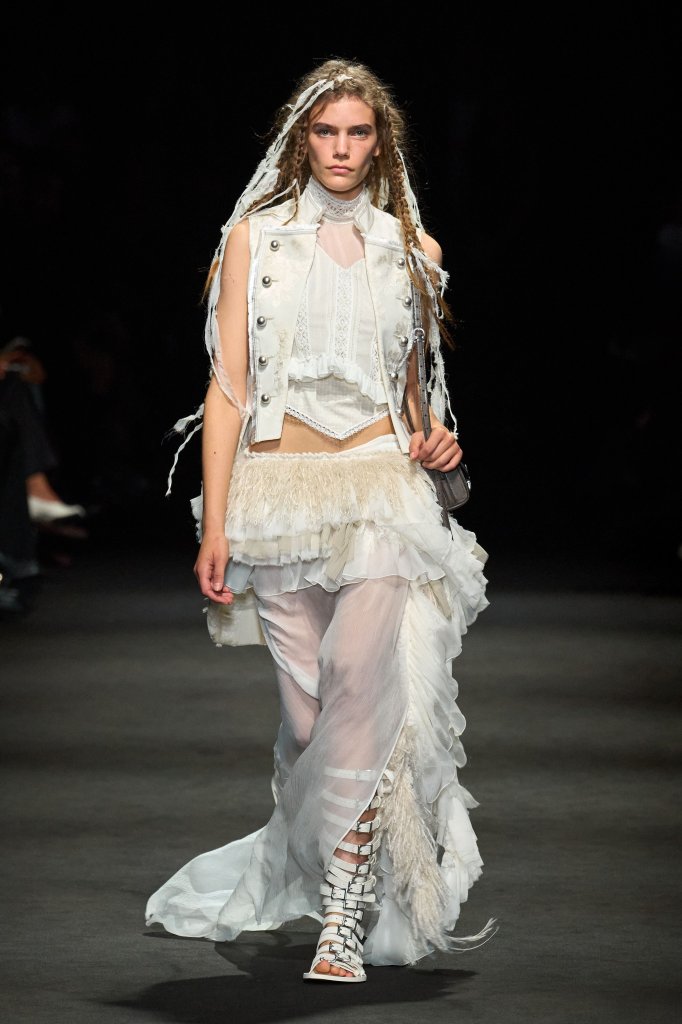 安&middot;迪穆拉米斯特 Ann Demeulemeester 2027春夏高级成衣秀 - Paris Spring 2027