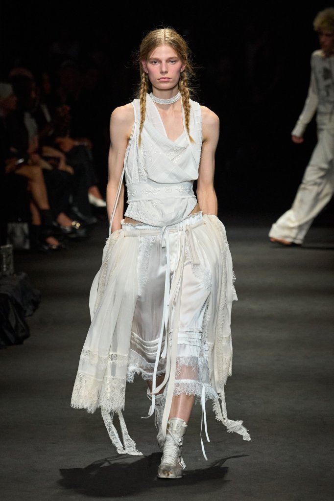 安&middot;迪穆拉米斯特 Ann Demeulemeester 2027春夏高级成衣秀 - Paris Spring 2027