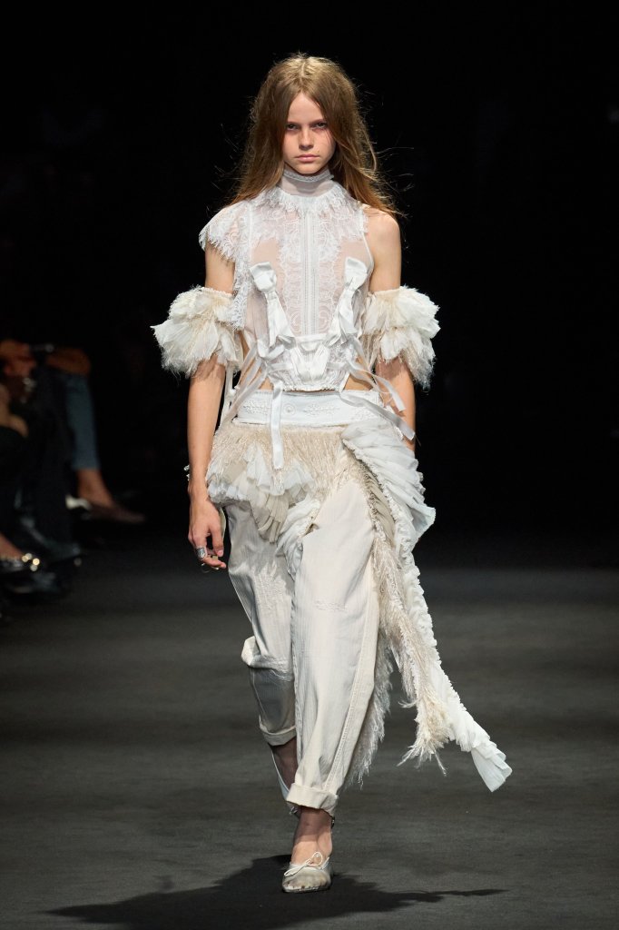 安&middot;迪穆拉米斯特 Ann Demeulemeester 2027春夏高级成衣秀 - Paris Spring 2027