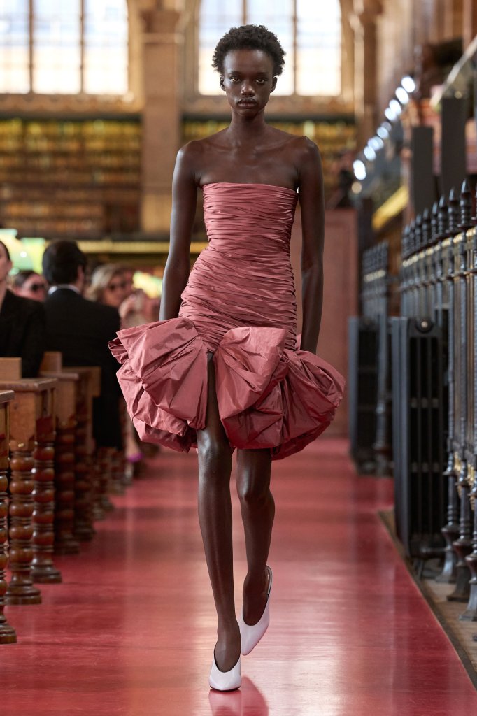 华伦天奴 Valentino 2027春夏高级成衣秀 - Paris Spring 2027